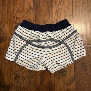 Lululemon Tracker Short II Size 6